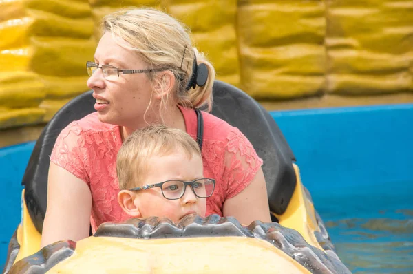 Caucasian Mother Her Son Enjoying Amusment Park — Stock Photo, Image