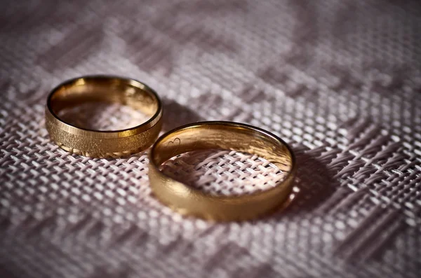 Arany Jegygyűrűt Házasság Jelképe — Stock Fotó