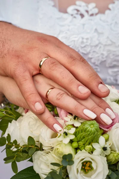 Rukou Manželů Zlaté Prsteny Prst — Stock fotografie