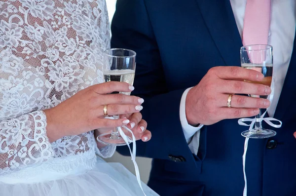 Noiva Noivo Fazendo Brinde Com Taças Champanhe Após Cerimônia Casamento — Fotografia de Stock