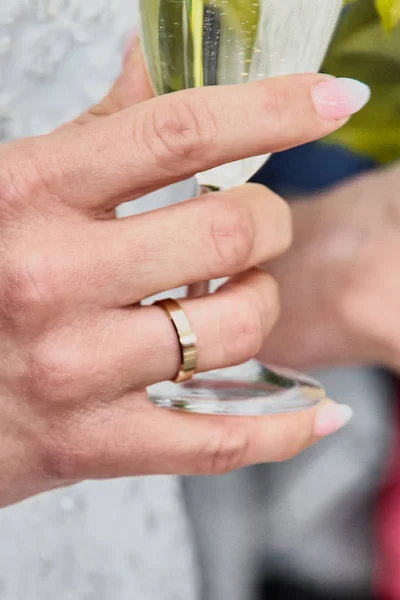 Noiva Noivo Fazendo Brinde Com Taças Champanhe Após Cerimônia Casamento — Fotografia de Stock