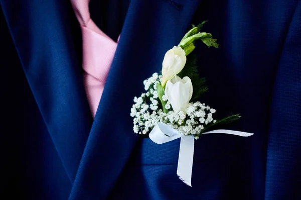 Bruidegom Een Pak Knoopsgat Houden Bruiloft Accessoires — Stockfoto