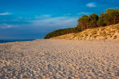 Sahilde gün batımı