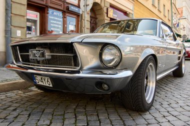 Cieszyn, Polonya 2019 04 Ağustos. Cieszyn eski pazarda fort mustang