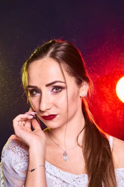 Beyaz tenli güzel bir kadının portresi, stüdyo çekimleri arka planda.                    