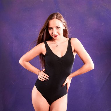  Turuncu kuşakla dans eden hoş ve formda bir kız..                    