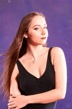  Turuncu kuşakla dans eden hoş ve formda bir kız..                    