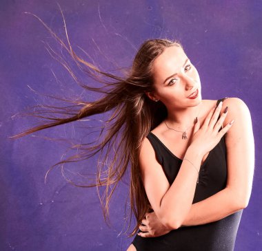  Turuncu kuşakla dans eden hoş ve formda bir kız..                    