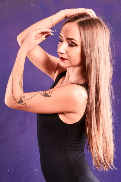 Uma Menina Branca Agradável Apto Dançando Com Faixa Laranja — Fotografia de Stock