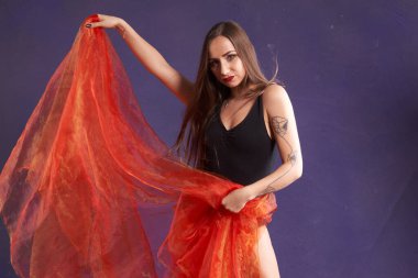 Turuncu kuşakla dans eden hoş ve formda bir kız..                                        