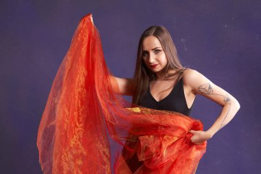 Turuncu kuşakla dans eden hoş ve formda bir kız..                                        