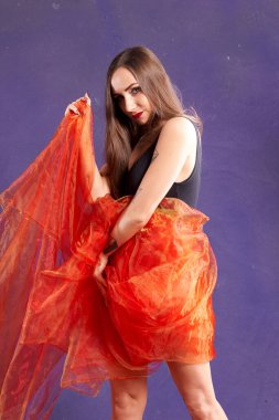 Turuncu kuşakla dans eden hoş ve formda bir kız..                                        