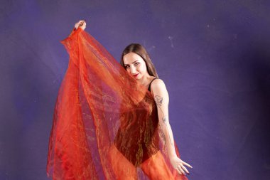 Turuncu kuşakla dans eden hoş ve formda bir kız..                                        