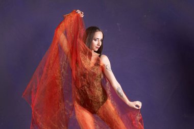 Turuncu kuşakla dans eden hoş ve formda bir kız..                                        