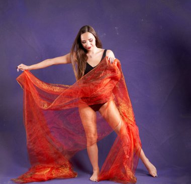 Turuncu kuşakla dans eden hoş ve formda bir kız..                                        