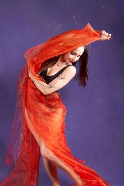 Turuncu kuşakla dans eden hoş ve formda bir kız..                                        