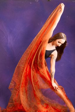 Turuncu kuşakla dans eden hoş ve formda bir kız..                                        