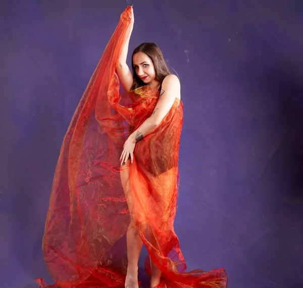 Turuncu kuşakla dans eden hoş ve formda bir kız..                                        