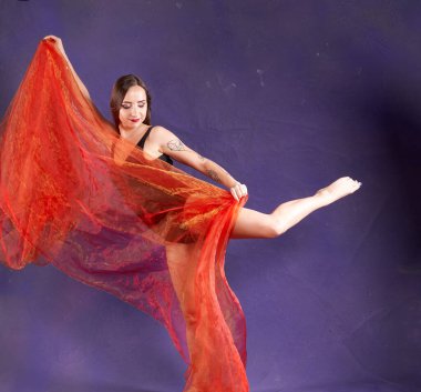 Turuncu kuşakla dans eden hoş ve formda bir kız..                                        