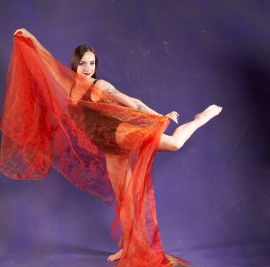 Turuncu kuşakla dans eden hoş ve formda bir kız..                                        