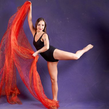 Turuncu kuşakla dans eden hoş ve formda bir kız..                                        