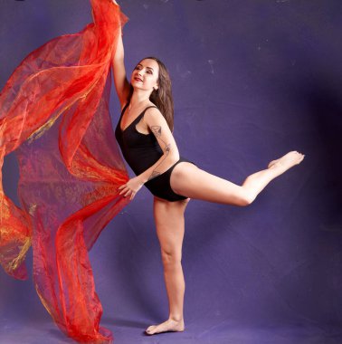 Turuncu kuşakla dans eden hoş ve formda bir kız..                                        