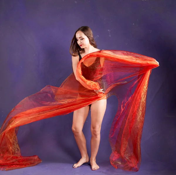 Turuncu kuşakla dans eden hoş ve formda bir kız..                                        