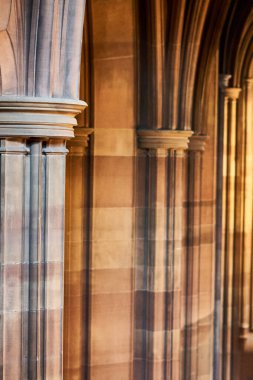 bir taş sütun ve bokeh arkaplan