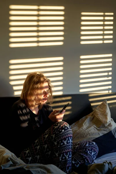 Een Blanke Vrouw Met Mobiele Telefoon Bed Vroeg Ochtend — Stockfoto