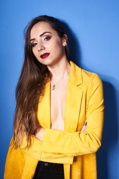 Une Belle Fille Pose Dans Manteau Jaune Contre Mur Bleu — Photo