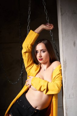 Neredeyse çıplak, beyaz, güzel, jellow ceket ve zincir ile poz