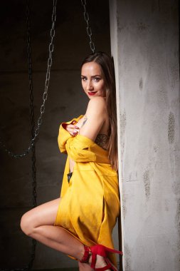 Neredeyse çıplak, beyaz, güzel, jellow ceket ve zincir ile poz