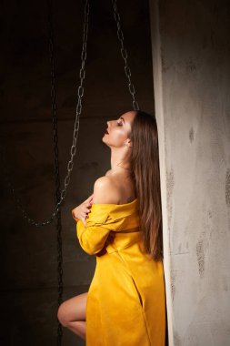 Neredeyse çıplak, beyaz, güzel, jellow ceket ve zincir ile poz