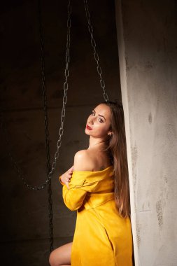 Neredeyse çıplak, beyaz, güzel, jellow ceket ve zincir ile poz