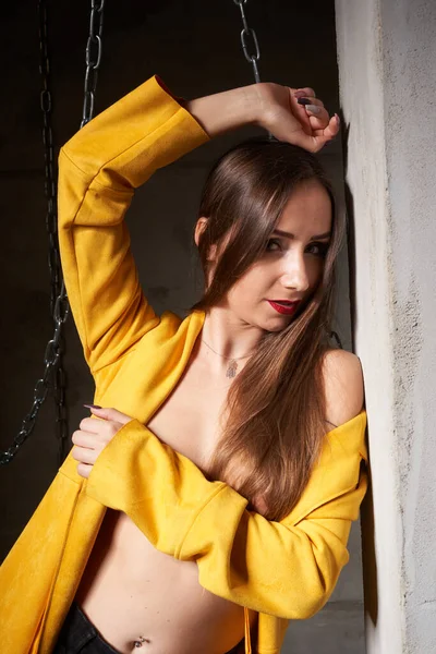 Fast Nackt Weiß Schön Posiert Mit Gelber Jacke Und Kette — Stockfoto