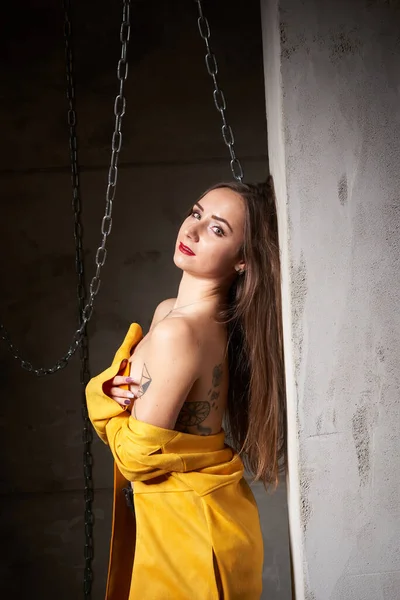 Neredeyse çıplak, beyaz, güzel, jellow ceket ve zincir ile poz