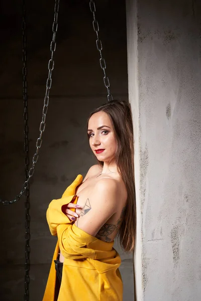 Neredeyse çıplak, beyaz, güzel, jellow ceket ve zincir ile poz