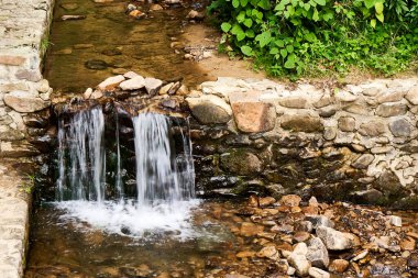 Wegierska Gorka yakınlarında küçük bir şelale, Polonya
