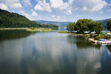 Miedzybrodzie Bialskie, Beskid, Polonya 20 Ağustos 2020. Polonya 'daki ZYwieckie Gölü manzarası