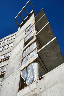 Modern bir yüksek konut binası devam ediyor.