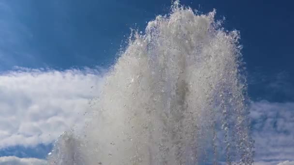 Tops Large Fountain Jets Gushing Upwards Blue Sky — Stock Video