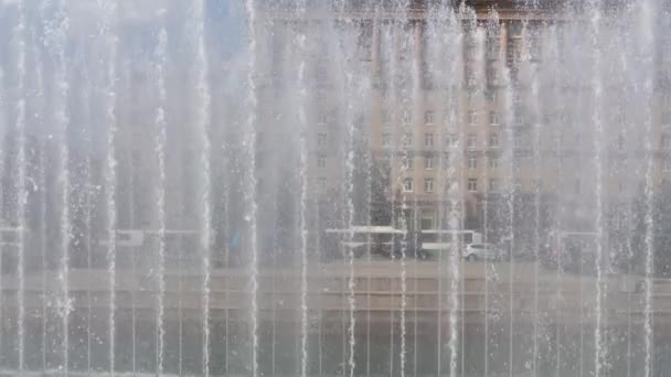 Die Wasserwand Aus Den Brunnen Und Das Sommerliche Stadtbild Dahinter — Stockvideo