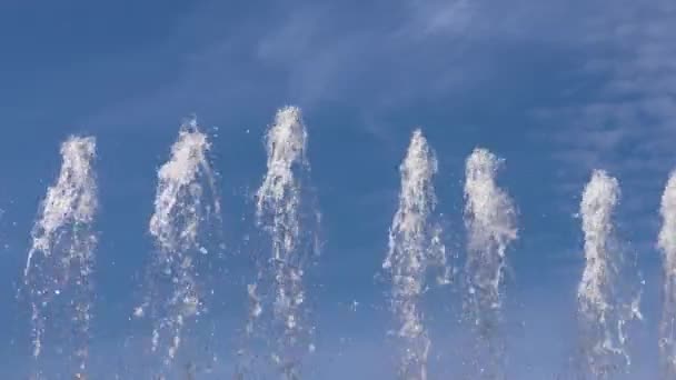 Spitzen Großer Fontänen Sprudeln Vor Blauem Himmel Empor — Stockvideo