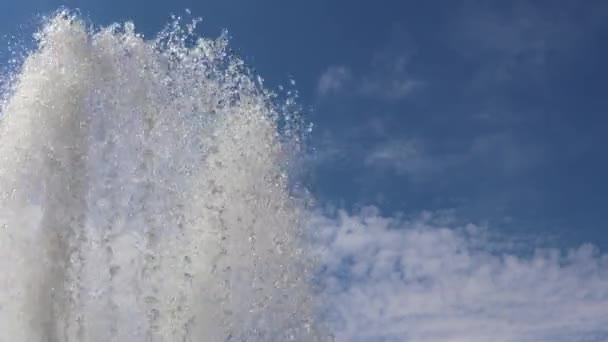 青空に対して上向きに噴出大きい噴水ジェットの上部 — ストック動画