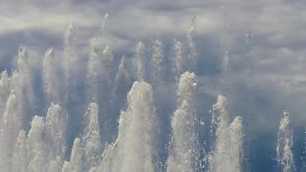 Toppen Van Grote Dansende Fontein Jets Stromende Omhoog Tegen Bewolkte — Stockvideo