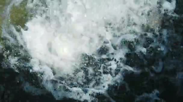 Сильный Поток Бурлящей Вспенивающейся Воды Падающей Большой Контейнер — стоковое видео