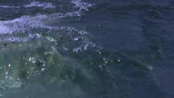 Eau Bouillonnante Moussante Claire Dans Cours Eau Mouvement Rapide — Video