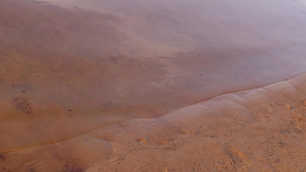 Мигдальна Вода Піщаному Березі Озера Світлою Хвилею Наближається Відображенням Неба — стокове відео