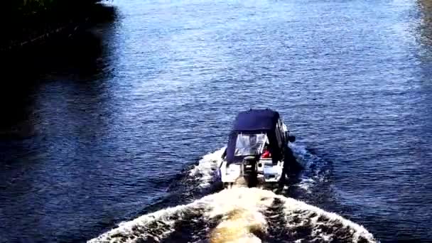 Маленькая Крытая Частная Моторная Лодка Рассекающая Поверхность Реки Большим Количеством — стоковое видео