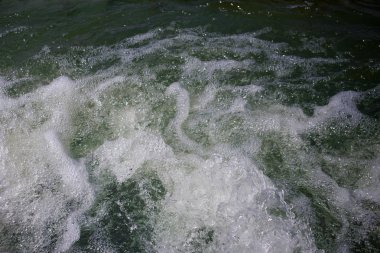 Kaynama ve bir büyük çeşme rezervuar kabarcıklanma suda köpük